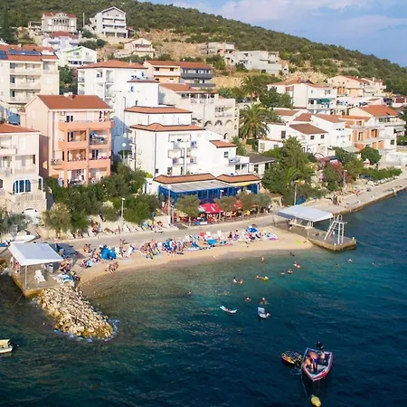 Family Friendly Seaside Komarna, Neretva Delta - Usce Neretve - 18166 * Klek