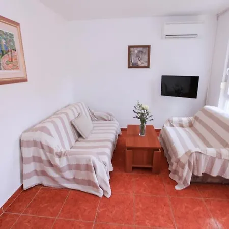 Family Friendly Seaside Komarna, Neretva Delta - Usce Neretve - 18166 * Klek