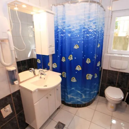 Family Friendly Seaside Komarna, Neretva Delta - Usce Neretve - 18166 * Klek