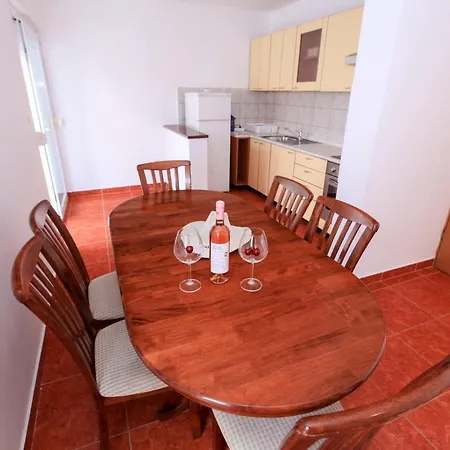 Family Friendly Seaside Komarna, Neretva Delta - Usce Neretve - 18166 * Klek